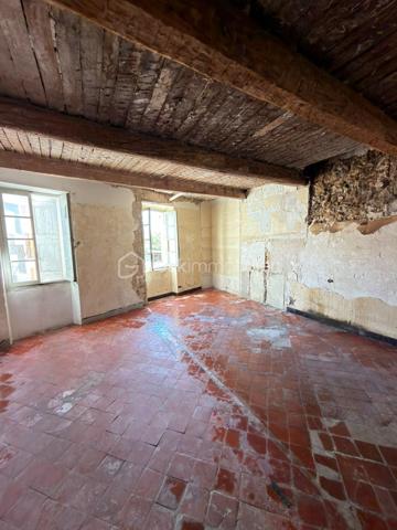 Découvrez cette maison de village traversante à rénover, baignée de lumière naturelle grâce à son orientation idéale Est/Ouest, située au cœur du village de Saint -Etienne les orgues où il fait si bon vivre! 
En effet, dans cette petite commune provençale, vous bénéficierez de toutes les commodités à proximité – commerces (boulangerie, épiceries, boucherie, tabac, opticien, esthétique, pharmacie, coiffeurs, restaurants), école, centre de soins avec 3 médecins généralistes, kiné, dentiste, ostéopathes, et bien d'autres... Une  crèche municipale est en construction, un bureau de poste, un distributeur de billets ainsi que des services publics et des associations nombreuses et dynamiques sont présents grâce à la médiathèque et la communauté de commune de Forcalquier/Montagne de Lure. 
La maison, elle aussi vous séduira. Son agencement est idéal, offrant une circulation fluide et pratique.
Le RDC  est composé de 2 garages et/ou atelier de plus de 20 m2, puis, entre les 2, de l'entrée de la maison ouvrant sur le couloir central desservant les 2 étages de la maison ainsi que des accès intérieurs aux garages . L'un des garages mène, en sous sol, à une cave. Au bout du couloir, à gauche de la cage d'escalier, toujours en RDC, se trouve aussi un local technique de 0m2 environ, équipé des raccordements d’eau (compteur neuf) alors que le compteur électrique existant mais non raccordé se trouve dans le couloir.
À l’étage, la maison révèle tout son potentiel avec deux grandes pièces d’environ 32 m² chacune, une pièce de 10 m², ainsi qu’un petit espace initialement prévu pour des toilettes. Ces volumes généreux laissent libre cours à votre imagination pour créer des espaces de vie uniques.
Au second étage, une pièce traversante de 31 m², baignée de lumière, offre même la possibilité d’aménager une terrasse tropézienne, un atout rare pour profiter de l’extérieur en toute sérénité. Depuis cette pièce, vous accéderez à une seconde pièce d’environ 27 m². 
La charpente a été refaite en 2019 (plaques sous tuiles posées, tuiles à ajouter).
Les portes de garage, restaurées et isolées en double vitrage permettent une utilisation du RDC sécurisée et isolée
La maison, hors d’eau et déblayée, se prête facilement à une division en deux appartements. Bien que l’électricité et la plomberie restent à installer, les bases sont solides pour un aménagement sur mesure.
 À vous de créer selon vos envies.

Située entre Manosque et Sisteron, à 20 mn de Forcalquier ce coin de paradis au pied de la montagne de Lure et de ses randonnées fantastiques ravira les amateurs de nature! Une opportunité unique pour les amateurs de rénovation, alliant authenticité et potentiel moderne.