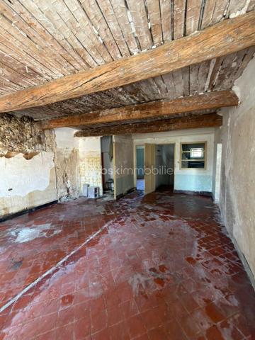 Découvrez cette maison de village traversante à rénover, baignée de lumière naturelle grâce à son orientation idéale Est/Ouest, située au cœur du village de Saint -Etienne les orgues où il fait si bon vivre! 
En effet, dans cette petite commune provençale, vous bénéficierez de toutes les commodités à proximité – commerces (boulangerie, épiceries, boucherie, tabac, opticien, esthétique, pharmacie, coiffeurs, restaurants), école, centre de soins avec 3 médecins généralistes, kiné, dentiste, ostéopathes, et bien d'autres... Une  crèche municipale est en construction, un bureau de poste, un distributeur de billets ainsi que des services publics et des associations nombreuses et dynamiques sont présents grâce à la médiathèque et la communauté de commune de Forcalquier/Montagne de Lure. 
La maison, elle aussi vous séduira. Son agencement est idéal, offrant une circulation fluide et pratique.
Le RDC  est composé de 2 garages et/ou atelier de plus de 20 m2, puis, entre les 2, de l'entrée de la maison ouvrant sur le couloir central desservant les 2 étages de la maison ainsi que des accès intérieurs aux garages . L'un des garages mène, en sous sol, à une cave. Au bout du couloir, à gauche de la cage d'escalier, toujours en RDC, se trouve aussi un local technique de 0m2 environ, équipé des raccordements d’eau (compteur neuf) alors que le compteur électrique existant mais non raccordé se trouve dans le couloir.
À l’étage, la maison révèle tout son potentiel avec deux grandes pièces d’environ 32 m² chacune, une pièce de 10 m², ainsi qu’un petit espace initialement prévu pour des toilettes. Ces volumes généreux laissent libre cours à votre imagination pour créer des espaces de vie uniques.
Au second étage, une pièce traversante de 31 m², baignée de lumière, offre même la possibilité d’aménager une terrasse tropézienne, un atout rare pour profiter de l’extérieur en toute sérénité. Depuis cette pièce, vous accéderez à une seconde pièce d’environ 27 m². 
La charpente a été refaite en 2019 (plaques sous tuiles posées, tuiles à ajouter).
Les portes de garage, restaurées et isolées en double vitrage permettent une utilisation du RDC sécurisée et isolée
La maison, hors d’eau et déblayée, se prête facilement à une division en deux appartements. Bien que l’électricité et la plomberie restent à installer, les bases sont solides pour un aménagement sur mesure.
 À vous de créer selon vos envies.

Située entre Manosque et Sisteron, à 20 mn de Forcalquier ce coin de paradis au pied de la montagne de Lure et de ses randonnées fantastiques ravira les amateurs de nature! Une opportunité unique pour les amateurs de rénovation, alliant authenticité et potentiel moderne.