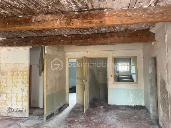 Découvrez cette maison de village traversante à rénover, baignée de lumière naturelle grâce à son orientation idéale Est/Ouest, située au cœur du village de Saint -Etienne les orgues où il fait si bon vivre! 
En effet, dans cette petite commune provençale, vous bénéficierez de toutes les commodités à proximité – commerces (boulangerie, épiceries, boucherie, tabac, opticien, esthétique, pharmacie, coiffeurs, restaurants), école, centre de soins avec 3 médecins généralistes, kiné, dentiste, ostéopathes, et bien d'autres... Une  crèche municipale est en construction, un bureau de poste, un distributeur de billets ainsi que des services publics et des associations nombreuses et dynamiques sont présents grâce à la médiathèque et la communauté de commune de Forcalquier/Montagne de Lure. 
La maison, elle aussi vous séduira. Son agencement est idéal, offrant une circulation fluide et pratique.
Le RDC  est composé de 2 garages et/ou atelier de plus de 20 m2, puis, entre les 2, de l'entrée de la maison ouvrant sur le couloir central desservant les 2 étages de la maison ainsi que des accès intérieurs aux garages . L'un des garages mène, en sous sol, à une cave. Au bout du couloir, à gauche de la cage d'escalier, toujours en RDC, se trouve aussi un local technique de 0m2 environ, équipé des raccordements d’eau (compteur neuf) alors que le compteur électrique existant mais non raccordé se trouve dans le couloir.
À l’étage, la maison révèle tout son potentiel avec deux grandes pièces d’environ 32 m² chacune, une pièce de 10 m², ainsi qu’un petit espace initialement prévu pour des toilettes. Ces volumes généreux laissent libre cours à votre imagination pour créer des espaces de vie uniques.
Au second étage, une pièce traversante de 31 m², baignée de lumière, offre même la possibilité d’aménager une terrasse tropézienne, un atout rare pour profiter de l’extérieur en toute sérénité. Depuis cette pièce, vous accéderez à une seconde pièce d’environ 27 m². 
La charpente a été refaite en 2019 (plaques sous tuiles posées, tuiles à ajouter).
Les portes de garage, restaurées et isolées en double vitrage permettent une utilisation du RDC sécurisée et isolée
La maison, hors d’eau et déblayée, se prête facilement à une division en deux appartements. Bien que l’électricité et la plomberie restent à installer, les bases sont solides pour un aménagement sur mesure.
 À vous de créer selon vos envies.

Située entre Manosque et Sisteron, à 20 mn de Forcalquier ce coin de paradis au pied de la montagne de Lure et de ses randonnées fantastiques ravira les amateurs de nature! Une opportunité unique pour les amateurs de rénovation, alliant authenticité et potentiel moderne.