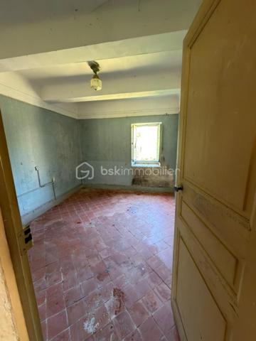 Découvrez cette maison de village traversante à rénover, baignée de lumière naturelle grâce à son orientation idéale Est/Ouest, située au cœur du village de Saint -Etienne les orgues où il fait si bon vivre! 
En effet, dans cette petite commune provençale, vous bénéficierez de toutes les commodités à proximité – commerces (boulangerie, épiceries, boucherie, tabac, opticien, esthétique, pharmacie, coiffeurs, restaurants), école, centre de soins avec 3 médecins généralistes, kiné, dentiste, ostéopathes, et bien d'autres... Une  crèche municipale est en construction, un bureau de poste, un distributeur de billets ainsi que des services publics et des associations nombreuses et dynamiques sont présents grâce à la médiathèque et la communauté de commune de Forcalquier/Montagne de Lure. 
La maison, elle aussi vous séduira. Son agencement est idéal, offrant une circulation fluide et pratique.
Le RDC  est composé de 2 garages et/ou atelier de plus de 20 m2, puis, entre les 2, de l'entrée de la maison ouvrant sur le couloir central desservant les 2 étages de la maison ainsi que des accès intérieurs aux garages . L'un des garages mène, en sous sol, à une cave. Au bout du couloir, à gauche de la cage d'escalier, toujours en RDC, se trouve aussi un local technique de 0m2 environ, équipé des raccordements d’eau (compteur neuf) alors que le compteur électrique existant mais non raccordé se trouve dans le couloir.
À l’étage, la maison révèle tout son potentiel avec deux grandes pièces d’environ 32 m² chacune, une pièce de 10 m², ainsi qu’un petit espace initialement prévu pour des toilettes. Ces volumes généreux laissent libre cours à votre imagination pour créer des espaces de vie uniques.
Au second étage, une pièce traversante de 31 m², baignée de lumière, offre même la possibilité d’aménager une terrasse tropézienne, un atout rare pour profiter de l’extérieur en toute sérénité. Depuis cette pièce, vous accéderez à une seconde pièce d’environ 27 m². 
La charpente a été refaite en 2019 (plaques sous tuiles posées, tuiles à ajouter).
Les portes de garage, restaurées et isolées en double vitrage permettent une utilisation du RDC sécurisée et isolée
La maison, hors d’eau et déblayée, se prête facilement à une division en deux appartements. Bien que l’électricité et la plomberie restent à installer, les bases sont solides pour un aménagement sur mesure.
 À vous de créer selon vos envies.

Située entre Manosque et Sisteron, à 20 mn de Forcalquier ce coin de paradis au pied de la montagne de Lure et de ses randonnées fantastiques ravira les amateurs de nature! Une opportunité unique pour les amateurs de rénovation, alliant authenticité et potentiel moderne.