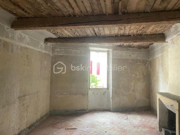 Découvrez cette maison de village traversante à rénover, baignée de lumière naturelle grâce à son orientation idéale Est/Ouest, située au cœur du village de Saint -Etienne les orgues où il fait si bon vivre! 
En effet, dans cette petite commune provençale, vous bénéficierez de toutes les commodités à proximité – commerces (boulangerie, épiceries, boucherie, tabac, opticien, esthétique, pharmacie, coiffeurs, restaurants), école, centre de soins avec 3 médecins généralistes, kiné, dentiste, ostéopathes, et bien d'autres... Une  crèche municipale est en construction, un bureau de poste, un distributeur de billets ainsi que des services publics et des associations nombreuses et dynamiques sont présents grâce à la médiathèque et la communauté de commune de Forcalquier/Montagne de Lure. 
La maison, elle aussi vous séduira. Son agencement est idéal, offrant une circulation fluide et pratique.
Le RDC  est composé de 2 garages et/ou atelier de plus de 20 m2, puis, entre les 2, de l'entrée de la maison ouvrant sur le couloir central desservant les 2 étages de la maison ainsi que des accès intérieurs aux garages . L'un des garages mène, en sous sol, à une cave. Au bout du couloir, à gauche de la cage d'escalier, toujours en RDC, se trouve aussi un local technique de 0m2 environ, équipé des raccordements d’eau (compteur neuf) alors que le compteur électrique existant mais non raccordé se trouve dans le couloir.
À l’étage, la maison révèle tout son potentiel avec deux grandes pièces d’environ 32 m² chacune, une pièce de 10 m², ainsi qu’un petit espace initialement prévu pour des toilettes. Ces volumes généreux laissent libre cours à votre imagination pour créer des espaces de vie uniques.
Au second étage, une pièce traversante de 31 m², baignée de lumière, offre même la possibilité d’aménager une terrasse tropézienne, un atout rare pour profiter de l’extérieur en toute sérénité. Depuis cette pièce, vous accéderez à une seconde pièce d’environ 27 m². 
La charpente a été refaite en 2019 (plaques sous tuiles posées, tuiles à ajouter).
Les portes de garage, restaurées et isolées en double vitrage permettent une utilisation du RDC sécurisée et isolée
La maison, hors d’eau et déblayée, se prête facilement à une division en deux appartements. Bien que l’électricité et la plomberie restent à installer, les bases sont solides pour un aménagement sur mesure.
 À vous de créer selon vos envies.

Située entre Manosque et Sisteron, à 20 mn de Forcalquier ce coin de paradis au pied de la montagne de Lure et de ses randonnées fantastiques ravira les amateurs de nature! Une opportunité unique pour les amateurs de rénovation, alliant authenticité et potentiel moderne.