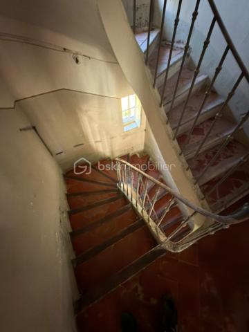 Découvrez cette maison de village traversante à rénover, baignée de lumière naturelle grâce à son orientation idéale Est/Ouest, située au cœur du village de Saint -Etienne les orgues où il fait si bon vivre! 
En effet, dans cette petite commune provençale, vous bénéficierez de toutes les commodités à proximité – commerces (boulangerie, épiceries, boucherie, tabac, opticien, esthétique, pharmacie, coiffeurs, restaurants), école, centre de soins avec 3 médecins généralistes, kiné, dentiste, ostéopathes, et bien d'autres... Une  crèche municipale est en construction, un bureau de poste, un distributeur de billets ainsi que des services publics et des associations nombreuses et dynamiques sont présents grâce à la médiathèque et la communauté de commune de Forcalquier/Montagne de Lure. 
La maison, elle aussi vous séduira. Son agencement est idéal, offrant une circulation fluide et pratique.
Le RDC  est composé de 2 garages et/ou atelier de plus de 20 m2, puis, entre les 2, de l'entrée de la maison ouvrant sur le couloir central desservant les 2 étages de la maison ainsi que des accès intérieurs aux garages . L'un des garages mène, en sous sol, à une cave. Au bout du couloir, à gauche de la cage d'escalier, toujours en RDC, se trouve aussi un local technique de 0m2 environ, équipé des raccordements d’eau (compteur neuf) alors que le compteur électrique existant mais non raccordé se trouve dans le couloir.
À l’étage, la maison révèle tout son potentiel avec deux grandes pièces d’environ 32 m² chacune, une pièce de 10 m², ainsi qu’un petit espace initialement prévu pour des toilettes. Ces volumes généreux laissent libre cours à votre imagination pour créer des espaces de vie uniques.
Au second étage, une pièce traversante de 31 m², baignée de lumière, offre même la possibilité d’aménager une terrasse tropézienne, un atout rare pour profiter de l’extérieur en toute sérénité. Depuis cette pièce, vous accéderez à une seconde pièce d’environ 27 m². 
La charpente a été refaite en 2019 (plaques sous tuiles posées, tuiles à ajouter).
Les portes de garage, restaurées et isolées en double vitrage permettent une utilisation du RDC sécurisée et isolée
La maison, hors d’eau et déblayée, se prête facilement à une division en deux appartements. Bien que l’électricité et la plomberie restent à installer, les bases sont solides pour un aménagement sur mesure.
 À vous de créer selon vos envies.

Située entre Manosque et Sisteron, à 20 mn de Forcalquier ce coin de paradis au pied de la montagne de Lure et de ses randonnées fantastiques ravira les amateurs de nature! Une opportunité unique pour les amateurs de rénovation, alliant authenticité et potentiel moderne.