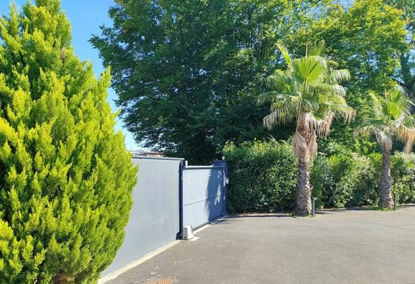 MAISON 206 m² - GARAGE 45 m² - PISCINE AVEC POOL HOUSE 40 m² - TERRAIN 2285 m²