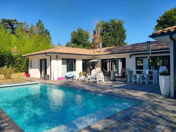 MAISON 206 m² - GARAGE 45 m² - PISCINE AVEC POOL HOUSE 40 m² - TERRAIN 2285 m²