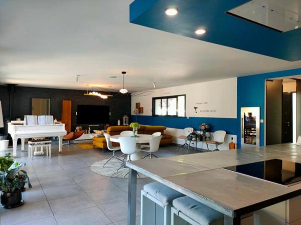 MAISON 206 m² - GARAGE 45 m² - PISCINE AVEC POOL HOUSE 40 m² - TERRAIN 2285 m²