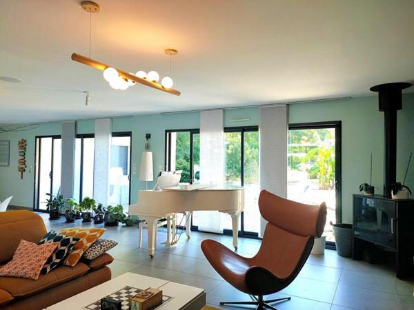 MAISON 206 m² - GARAGE 45 m² - PISCINE AVEC POOL HOUSE 40 m² - TERRAIN 2285 m²