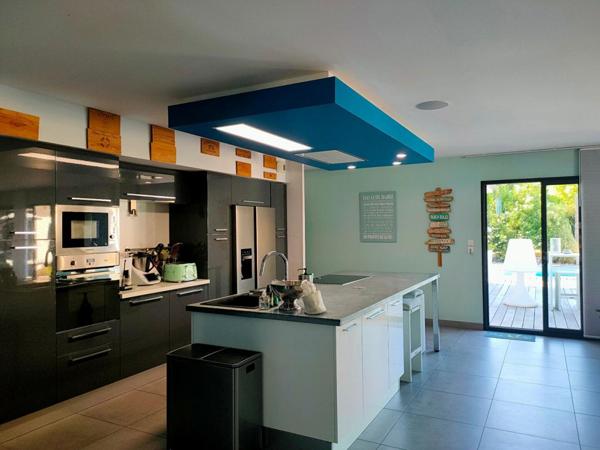 MAISON 206 m² - GARAGE 45 m² - PISCINE AVEC POOL HOUSE 40 m² - TERRAIN 2285 m²