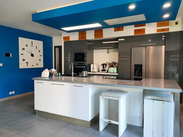 MAISON 206 m² - GARAGE 45 m² - PISCINE AVEC POOL HOUSE 40 m² - TERRAIN 2285 m²