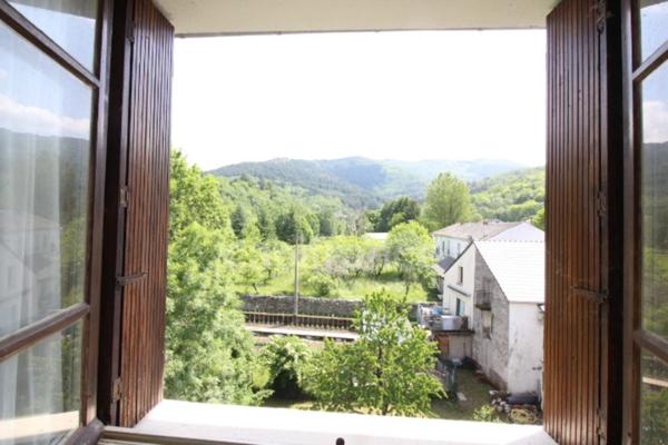 Dpt Aveyron (12), à vendre SAINT JEAN DU BRUEL maison P6 de 109 m²