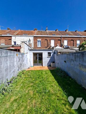 A VENDRE CHEZ VOTRE NOTAIRE- A ARMENTIERES (59)-dans le NORD-MAISON MITOYENNE DE CENTRE VILLE A...