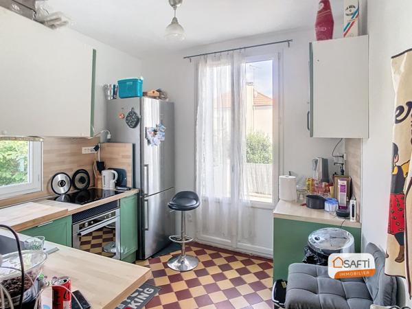 Grande maison avec deux zones distictes.