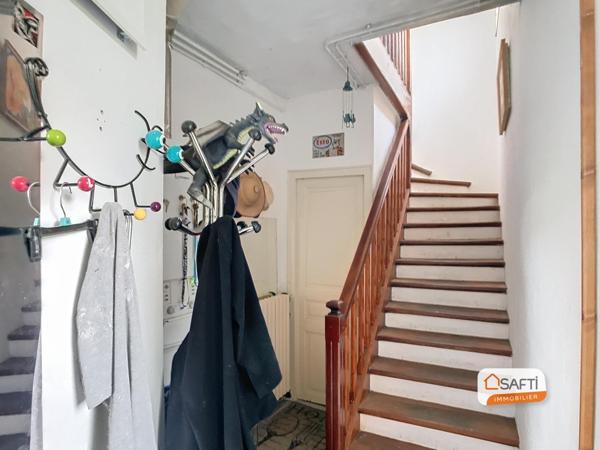 Grande maison avec deux zones distictes.