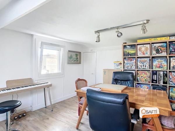 Grande maison avec deux zones distictes.