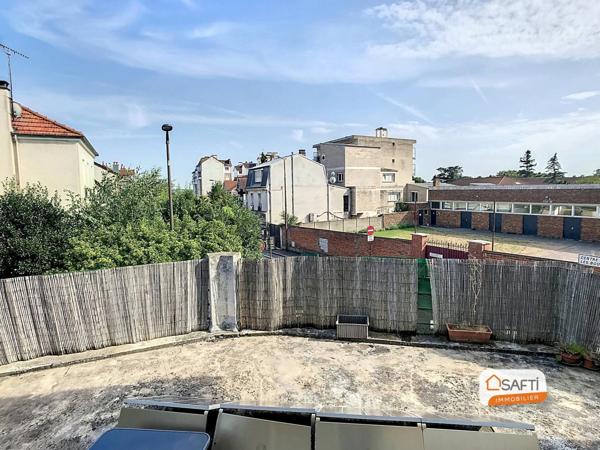 Grande maison avec deux zones distictes.