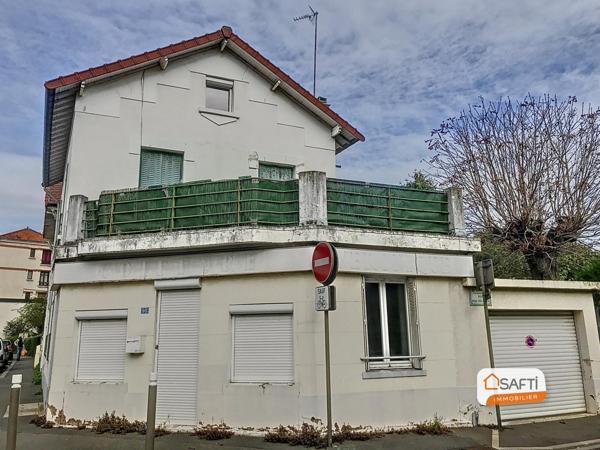 Grande maison avec deux zones distictes.