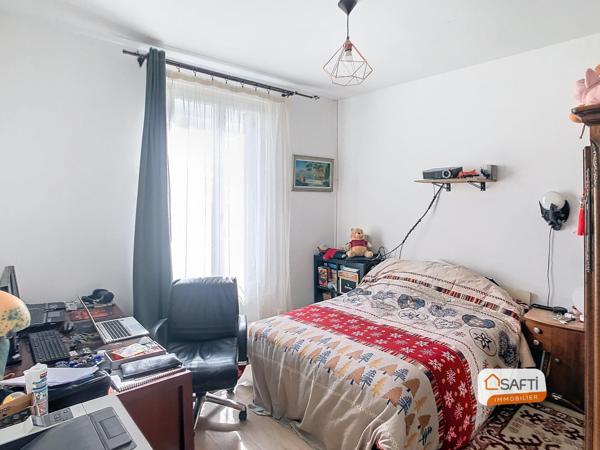 Grande maison avec deux zones distictes.