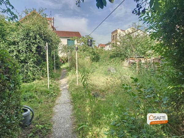 Grande maison avec deux zones distictes.