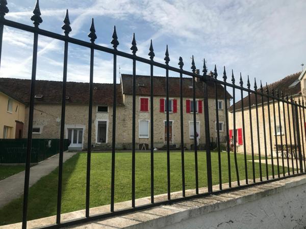 Immeuble à vendre    8 pièces •  La Chapelle-Moutils