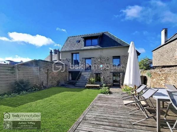 Coup de cœur assuré à proximité du Château de Fougères ! 🏰
​Vous rêvez d'associer le charme de l'ancien au confort moderne ? Ne cherchez plus, cette magnifique maison de ville de caractère n'attend plus que vous ! ✨
​Voici un petit aperçu de votre futur cocon :
​🚪 Au rez-de-chaussée :
Dès l'entrée (équipée d'un grand placard très pratique), le ton est donné ! Laissez-vous séduire par un espace de vie lumineux de 33 m² réchauffé par un poêle à pellets réconfortant 🔥. Vous y trouverez aussi une cuisine équipée prête pour vos meilleures recettes 🍳, un espace salon/bureau idéal pour le télétravail 💻 et un WC.
​🛏️ Au 1er étage :
Le palier dessert 4 chambres aux volumes très généreux (de quoi donner à chacun son propre espace !). Côté commodités : une salle de bain avec WC, une salle d'eau, ainsi qu'une lingerie avec dressing pour optimiser votre organisation.
🛏️ Au 2ème étage :
Place au calme avec une suite parentale disposant de sa propre salle d'eau privative 🚿. Un espace grenier aménageable laisse libre cours à votre imagination.
​🌿 Les extérieurs & annexes :
​Un terrain de 377 m² avec un accès véhicule permettant de créer facilement un parking privé 🚗.
​Un garage pour votre véhicule, vos vélos ou du stockage.
​🛠️ Côté technique & confort :
​Chauffage au gaz.
​Menuiseries mixtes Alu/Bois et Alu.
Pas de travaux à prévoir. 
​📍 Une situation géographique idéale à proximité du centre ville, des écoles et des commodités.
​📞 Prêts à tomber sous le charme ? Contactez-moi sans attendre pour programmer votre visite ! 🗝️✨