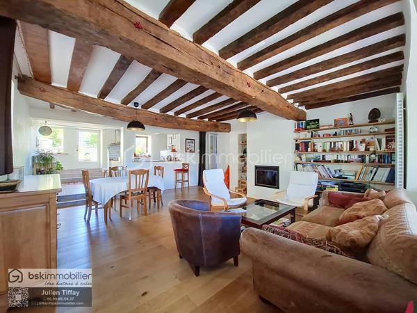 Coup de cœur assuré à proximité du Château de Fougères ! 🏰
​Vous rêvez d'associer le charme de l'ancien au confort moderne ? Ne cherchez plus, cette magnifique maison de ville de caractère n'attend plus que vous ! ✨
​Voici un petit aperçu de votre futur cocon :
​🚪 Au rez-de-chaussée :
Dès l'entrée (équipée d'un grand placard très pratique), le ton est donné ! Laissez-vous séduire par un espace de vie lumineux de 33 m² réchauffé par un poêle à pellets réconfortant 🔥. Vous y trouverez aussi une cuisine équipée prête pour vos meilleures recettes 🍳, un espace salon/bureau idéal pour le télétravail 💻 et un WC.
​🛏️ Au 1er étage :
Le palier dessert 4 chambres aux volumes très généreux (de quoi donner à chacun son propre espace !). Côté commodités : une salle de bain avec WC, une salle d'eau, ainsi qu'une lingerie avec dressing pour optimiser votre organisation.
🛏️ Au 2ème étage :
Place au calme avec une suite parentale disposant de sa propre salle d'eau privative 🚿. Un espace grenier aménageable laisse libre cours à votre imagination.
​🌿 Les extérieurs & annexes :
​Un terrain de 377 m² avec un accès véhicule permettant de créer facilement un parking privé 🚗.
​Un garage pour votre véhicule, vos vélos ou du stockage.
​🛠️ Côté technique & confort :
​Chauffage au gaz.
​Menuiseries mixtes Alu/Bois et Alu.
Pas de travaux à prévoir. 
​📍 Une situation géographique idéale à proximité du centre ville, des écoles et des commodités.
​📞 Prêts à tomber sous le charme ? Contactez-moi sans attendre pour programmer votre visite ! 🗝️✨