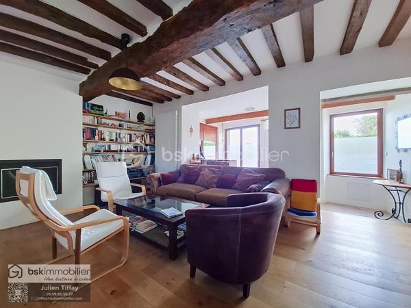 Coup de cœur assuré à proximité du Château de Fougères ! 🏰
​Vous rêvez d'associer le charme de l'ancien au confort moderne ? Ne cherchez plus, cette magnifique maison de ville de caractère n'attend plus que vous ! ✨
​Voici un petit aperçu de votre futur cocon :
​🚪 Au rez-de-chaussée :
Dès l'entrée (équipée d'un grand placard très pratique), le ton est donné ! Laissez-vous séduire par un espace de vie lumineux de 33 m² réchauffé par un poêle à pellets réconfortant 🔥. Vous y trouverez aussi une cuisine équipée prête pour vos meilleures recettes 🍳, un espace salon/bureau idéal pour le télétravail 💻 et un WC.
​🛏️ Au 1er étage :
Le palier dessert 4 chambres aux volumes très généreux (de quoi donner à chacun son propre espace !). Côté commodités : une salle de bain avec WC, une salle d'eau, ainsi qu'une lingerie avec dressing pour optimiser votre organisation.
🛏️ Au 2ème étage :
Place au calme avec une suite parentale disposant de sa propre salle d'eau privative 🚿. Un espace grenier aménageable laisse libre cours à votre imagination.
​🌿 Les extérieurs & annexes :
​Un terrain de 377 m² avec un accès véhicule permettant de créer facilement un parking privé 🚗.
​Un garage pour votre véhicule, vos vélos ou du stockage.
​🛠️ Côté technique & confort :
​Chauffage au gaz.
​Menuiseries mixtes Alu/Bois et Alu.
Pas de travaux à prévoir. 
​📍 Une situation géographique idéale à proximité du centre ville, des écoles et des commodités.
​📞 Prêts à tomber sous le charme ? Contactez-moi sans attendre pour programmer votre visite ! 🗝️✨