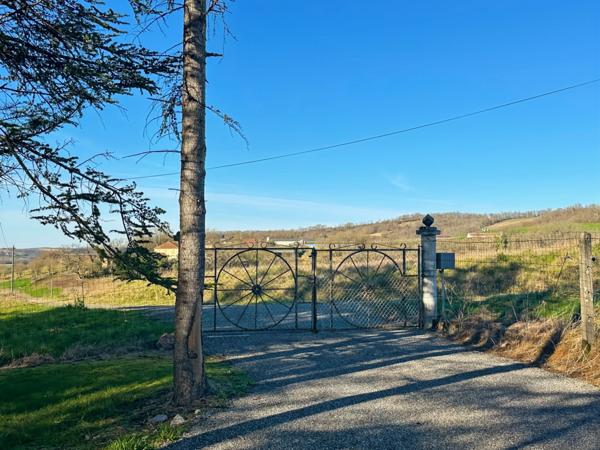 Dpt Gers (32) - à vendre proche de AUCH bâtiment de 240 m2 et terrain constructible de 3000 m2