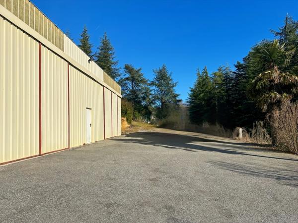 Dpt Gers (32) - à vendre proche de AUCH bâtiment de 240 m2 et terrain constructible de 3000 m2
