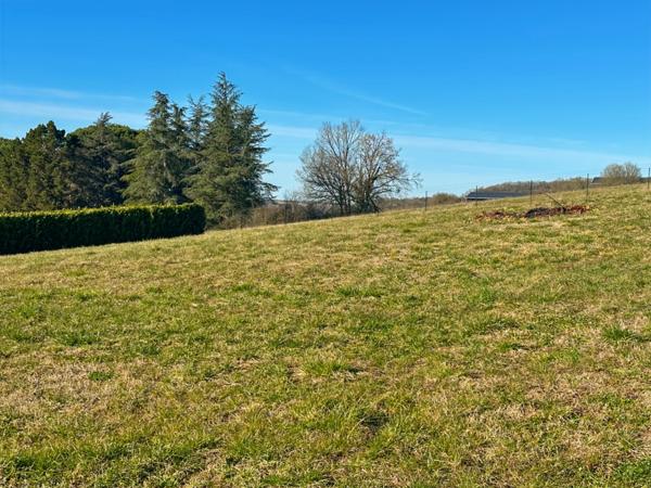 Dpt Gers (32) - à vendre proche de AUCH bâtiment de 240 m2 et terrain constructible de 3000 m2