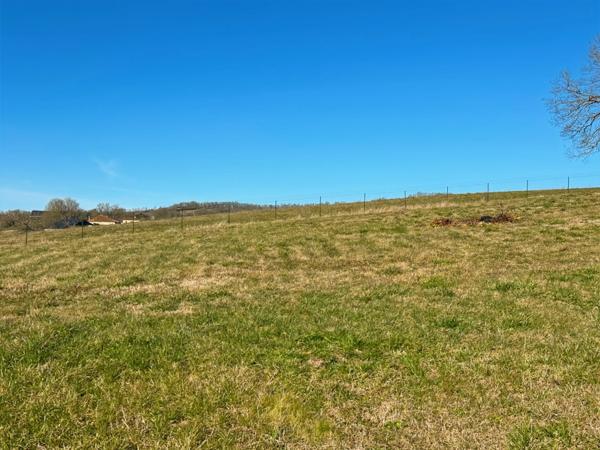 Dpt Gers (32) - à vendre proche de AUCH bâtiment de 240 m2 et terrain constructible de 3000 m2