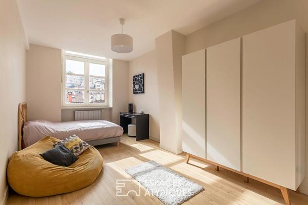 Maison ancienne avec jardin et piscine