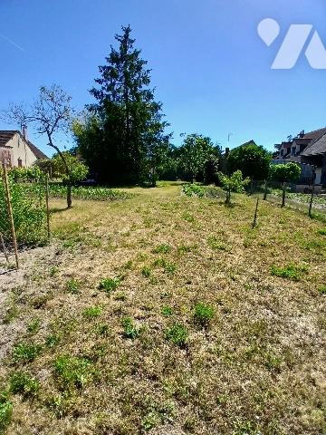 Maison à restaurer avec jardin et garage