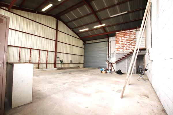 Atelier/bureau de 130m2 au sol sur une parcelle constructible de 1250m2