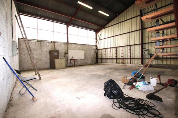 Atelier/bureau de 130m2 au sol sur une parcelle constructible de 1250m2