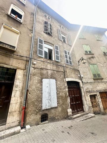À VENDRE : SISTERON ENSEMBLE IMMOBILIER LOCATIF ? 5 APPARTEMENTS + 1 À RÉNOVER + CAVES VOÛTÉES ?