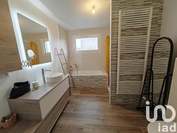 Maison traditionnelle 4 pièces de 95 m² à Villers-le-Lac (25130)