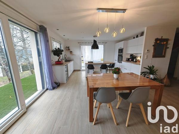 Maison traditionnelle 4 pièces de 95 m² à Villers-le-Lac (25130)