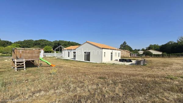 Venez vite découvrir ce magnifique bien située, dans un lieu dit, proche de BRUX 86, environnement calme, proche de la national 10 et à cinq minutes de couhé et commerces

Ce magnifique bien immobilier est composé:

REZ-DE-CHAUSSÉE :
- Entrée spacieuse, avec de nombreux rangement et dressing 
- Salon/séjour/ salle à manger de 57 m²
- Cuisine de 12 m², aménagée, fonctionnelle, ouverte  sur le salon, et équipée, avec îlot central, rangement, plaque, hotte, frigo américain, cave à vin.
- Deux chambres de 10 m² chacune avec placard.
- Salle d'eau
-Un wc séparé
- Un bureau
- Une suite parentale, grand dressing, salle d'eau et toilette, accès à la terrasse.
- Un grand garage avec buanderie, cellier et espace de rangement dans les combles au dessus du garage.

EXTÉRIEUR:
- Ce superbe bien immobilier est implanté sur une parcelle de terrain de 19056 m² environ, arborés et clôturé en partie.
- Une parcelle peut être exploitée en fermage ou à votre convenance.
- Terrasse exposée sud

PARTIES TECHNIQUES:
- Chauffage: pompe à chaleur, pas de clim
- Passage vide sanitaire
- Construite en 2019
- Fosse septique conforme
Une visite?