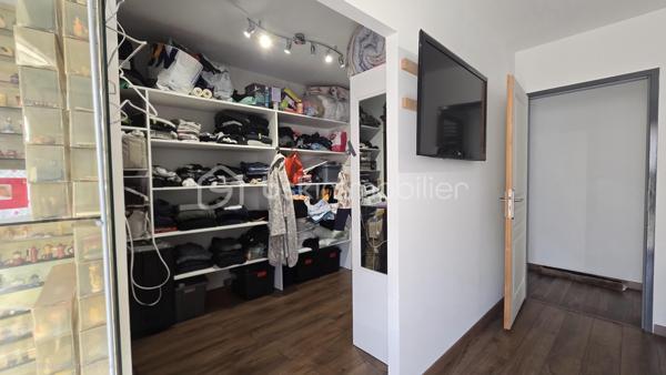 Venez vite découvrir ce magnifique bien située, dans un lieu dit, proche de BRUX 86, environnement calme, proche de la national 10 et à cinq minutes de couhé et commerces

Ce magnifique bien immobilier est composé:

REZ-DE-CHAUSSÉE :
- Entrée spacieuse, avec de nombreux rangement et dressing 
- Salon/séjour/ salle à manger de 57 m²
- Cuisine de 12 m², aménagée, fonctionnelle, ouverte  sur le salon, et équipée, avec îlot central, rangement, plaque, hotte, frigo américain, cave à vin.
- Deux chambres de 10 m² chacune avec placard.
- Salle d'eau
-Un wc séparé
- Un bureau
- Une suite parentale, grand dressing, salle d'eau et toilette, accès à la terrasse.
- Un grand garage avec buanderie, cellier et espace de rangement dans les combles au dessus du garage.

EXTÉRIEUR:
- Ce superbe bien immobilier est implanté sur une parcelle de terrain de 19056 m² environ, arborés et clôturé en partie.
- Une parcelle peut être exploitée en fermage ou à votre convenance.
- Terrasse exposée sud

PARTIES TECHNIQUES:
- Chauffage: pompe à chaleur, pas de clim
- Passage vide sanitaire
- Construite en 2019
- Fosse septique conforme
Une visite?