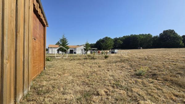 Venez vite découvrir ce magnifique bien située, dans un lieu dit, proche de BRUX 86, environnement calme, proche de la national 10 et à cinq minutes de couhé et commerces

Ce magnifique bien immobilier est composé:

REZ-DE-CHAUSSÉE :
- Entrée spacieuse, avec de nombreux rangement et dressing 
- Salon/séjour/ salle à manger de 57 m²
- Cuisine de 12 m², aménagée, fonctionnelle, ouverte  sur le salon, et équipée, avec îlot central, rangement, plaque, hotte, frigo américain, cave à vin.
- Deux chambres de 10 m² chacune avec placard.
- Salle d'eau
-Un wc séparé
- Un bureau
- Une suite parentale, grand dressing, salle d'eau et toilette, accès à la terrasse.
- Un grand garage avec buanderie, cellier et espace de rangement dans les combles au dessus du garage.

EXTÉRIEUR:
- Ce superbe bien immobilier est implanté sur une parcelle de terrain de 19056 m² environ, arborés et clôturé en partie.
- Une parcelle peut être exploitée en fermage ou à votre convenance.
- Terrasse exposée sud

PARTIES TECHNIQUES:
- Chauffage: pompe à chaleur, pas de clim
- Passage vide sanitaire
- Construite en 2019
- Fosse septique conforme
Une visite?