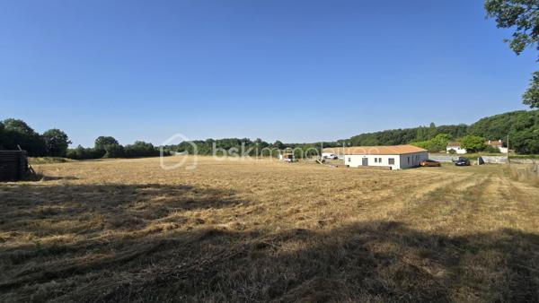 Venez vite découvrir ce magnifique bien située, dans un lieu dit, proche de BRUX 86, environnement calme, proche de la national 10 et à cinq minutes de couhé et commerces

Ce magnifique bien immobilier est composé:

REZ-DE-CHAUSSÉE :
- Entrée spacieuse, avec de nombreux rangement et dressing 
- Salon/séjour/ salle à manger de 57 m²
- Cuisine de 12 m², aménagée, fonctionnelle, ouverte  sur le salon, et équipée, avec îlot central, rangement, plaque, hotte, frigo américain, cave à vin.
- Deux chambres de 10 m² chacune avec placard.
- Salle d'eau
-Un wc séparé
- Un bureau
- Une suite parentale, grand dressing, salle d'eau et toilette, accès à la terrasse.
- Un grand garage avec buanderie, cellier et espace de rangement dans les combles au dessus du garage.

EXTÉRIEUR:
- Ce superbe bien immobilier est implanté sur une parcelle de terrain de 19056 m² environ, arborés et clôturé en partie.
- Une parcelle peut être exploitée en fermage ou à votre convenance.
- Terrasse exposée sud

PARTIES TECHNIQUES:
- Chauffage: pompe à chaleur, pas de clim
- Passage vide sanitaire
- Construite en 2019
- Fosse septique conforme
Une visite?