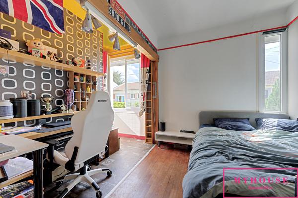Maison
                                                                                                                                                                                                                                                                                                                        5 pièce(s)                                                                                                                                                                                                          4 chambre(s)                                                                                                                                                                                                          162.9  m²