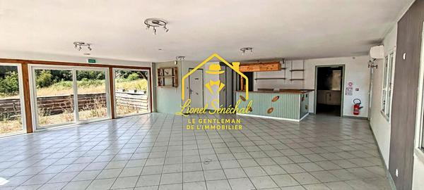 Local commercial climatisé de 130 m2 avec 2 terrasses extérieures sur une parcelle de 2 000 m2