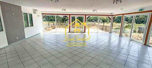 Local commercial climatisé de 130 m2 avec 2 terrasses extérieures sur une parcelle de 2 000 m2