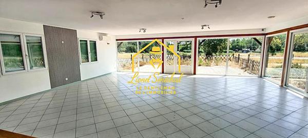 Local commercial climatisé de 130 m2 avec 2 terrasses extérieures sur une parcelle de 2 000 m2