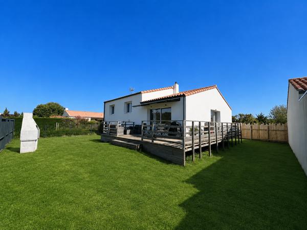 Votre résidence secondaire près de la mer : calme, jardin, garage et plage accessible en quelques minutes.