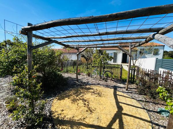 Votre résidence secondaire près de la mer : calme, jardin, garage et plage accessible en quelques minutes.