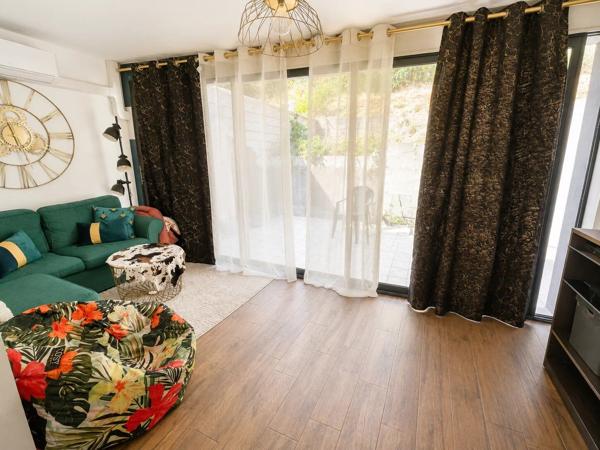 Vente                                                      Appartement
                        
                     4 pièces                      91 m2                     à Le Luc