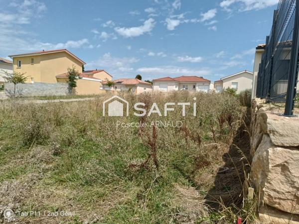 Venez visiter ce terrain viabilisé de 510 mètre carré tout prêt à construire dans un lotissement récent et arboré proche des communes attractives de Crottet et Pont de Veyle.