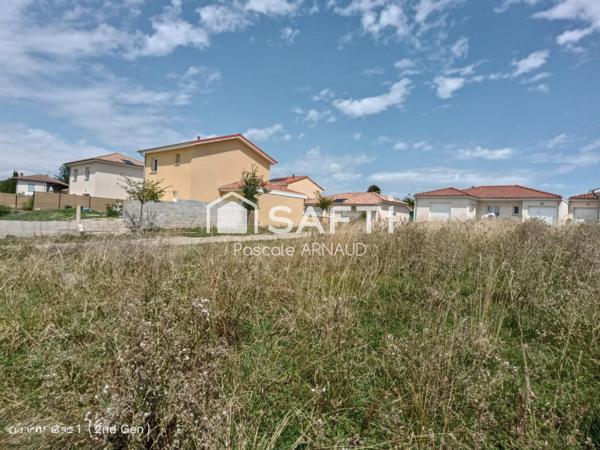 Venez visiter ce terrain viabilisé de 510 mètre carré tout prêt à construire dans un lotissement récent et arboré proche des communes attractives de Crottet et Pont de Veyle.