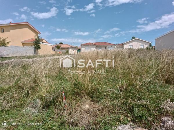 Venez visiter ce terrain viabilisé de 510 mètre carré tout prêt à construire dans un lotissement récent et arboré proche des communes attractives de Crottet et Pont de Veyle.